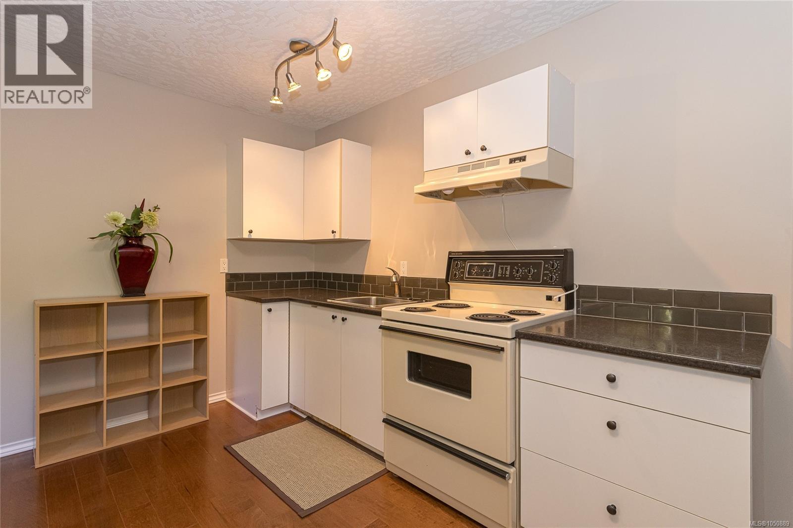 8593 Kingcome Cres - 26