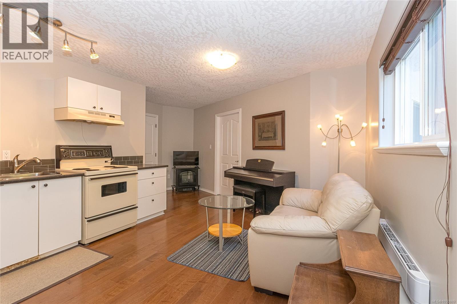 8593 Kingcome Cres - 25