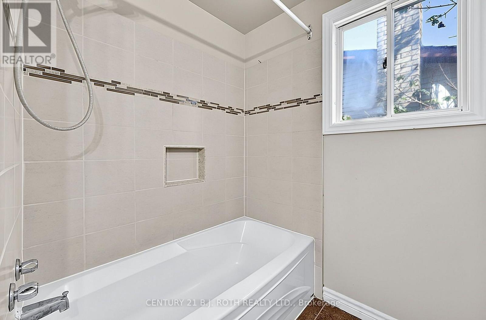34 Hickling Trail, Barrie photo 20
