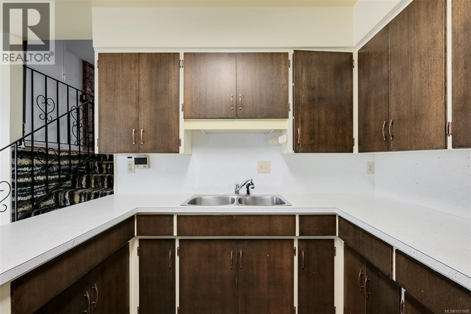  948 Dunsmuir Road, Esquimalt
