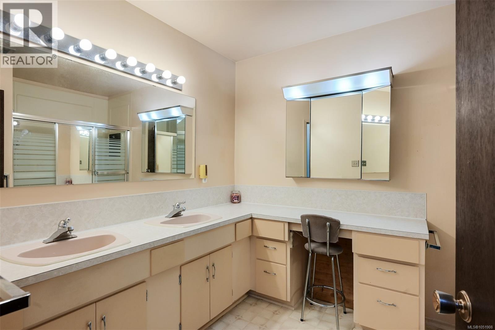  948 Dunsmuir Road, Esquimalt