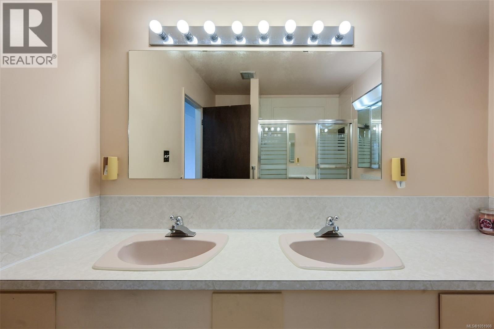  948 Dunsmuir Road, Esquimalt