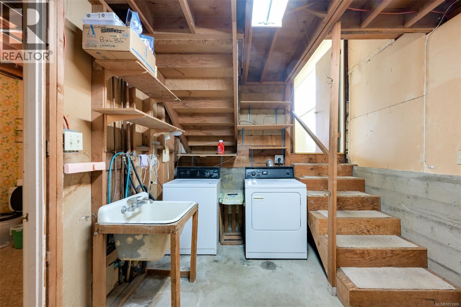  948 Dunsmuir Road, Esquimalt