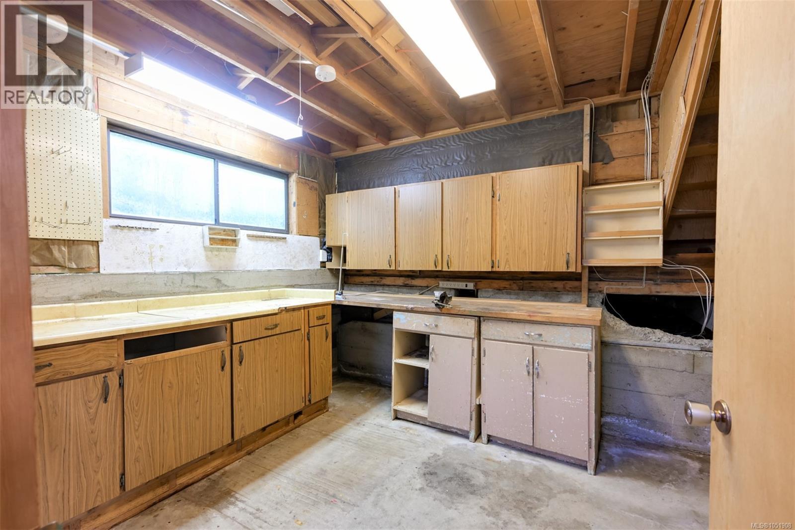  948 Dunsmuir Road, Esquimalt