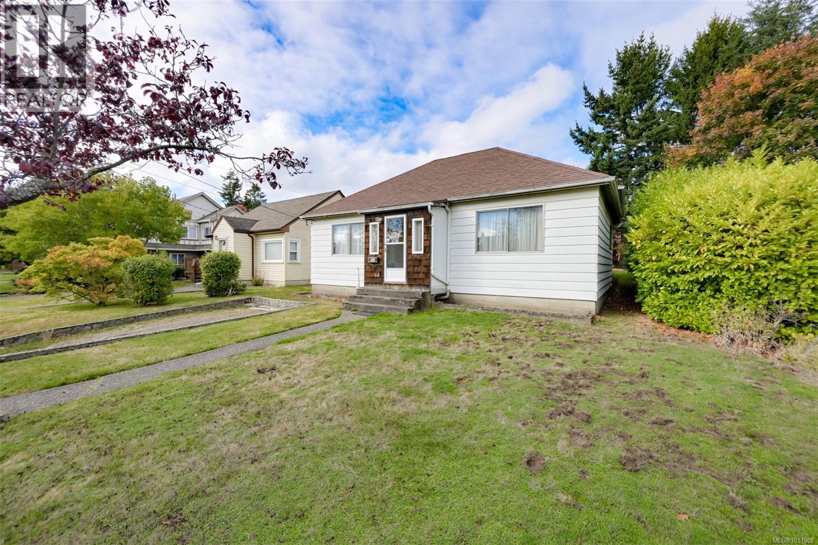  948 Dunsmuir Road, Esquimalt