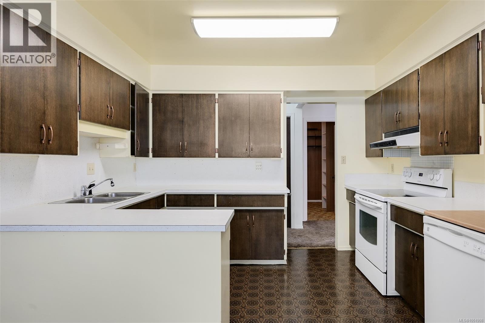 948 Dunsmuir Road, Esquimalt