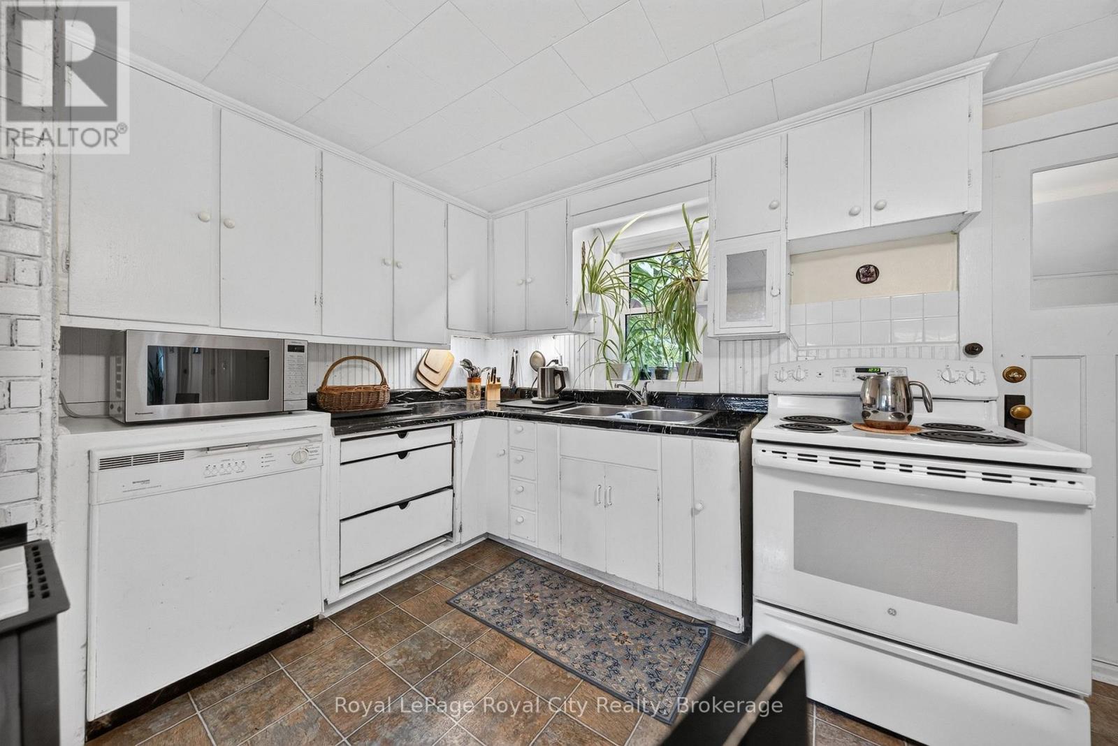 601 ST ANDREW STREET E - 13