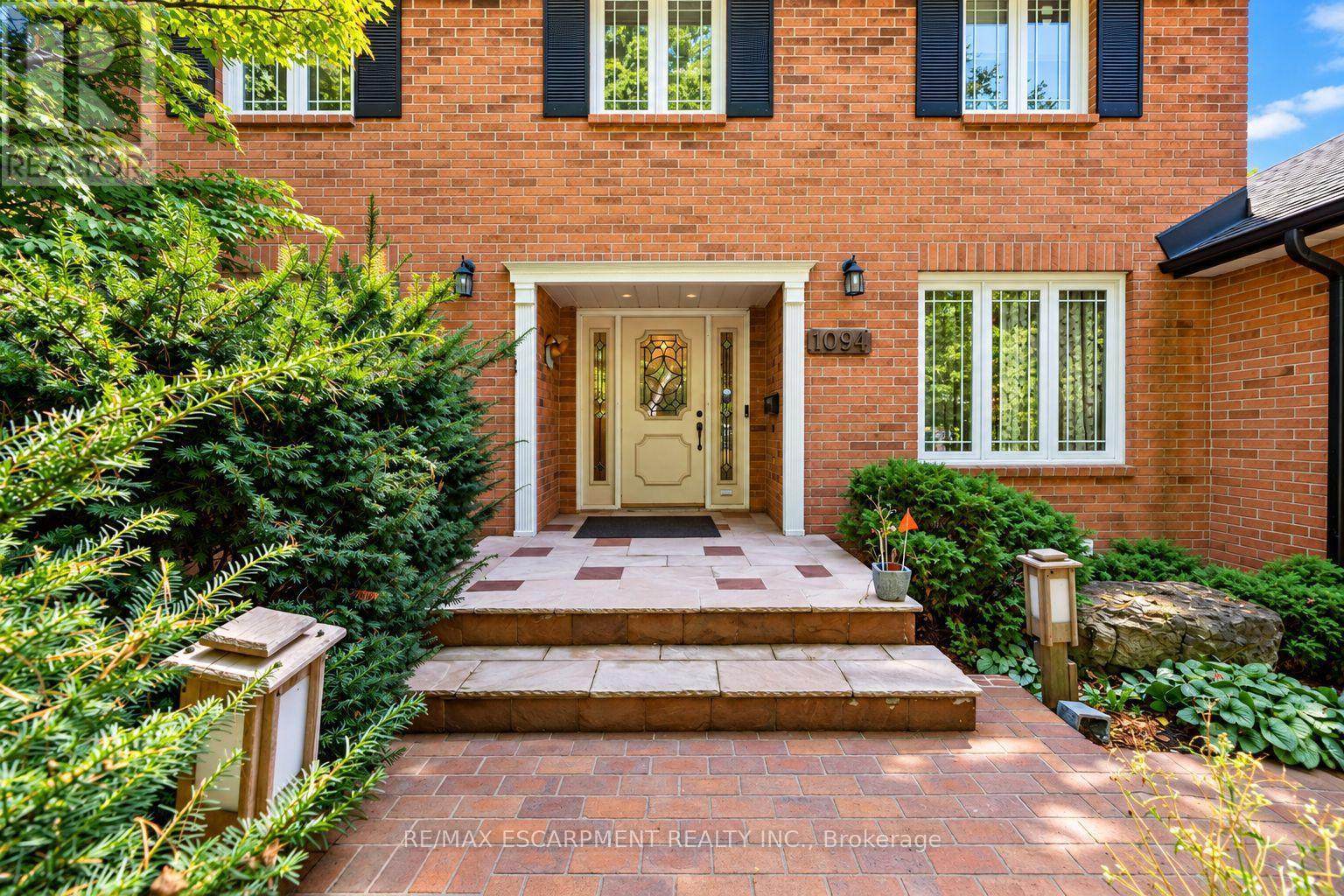 1094 Rebecca Street, Oakville, ON photo 3