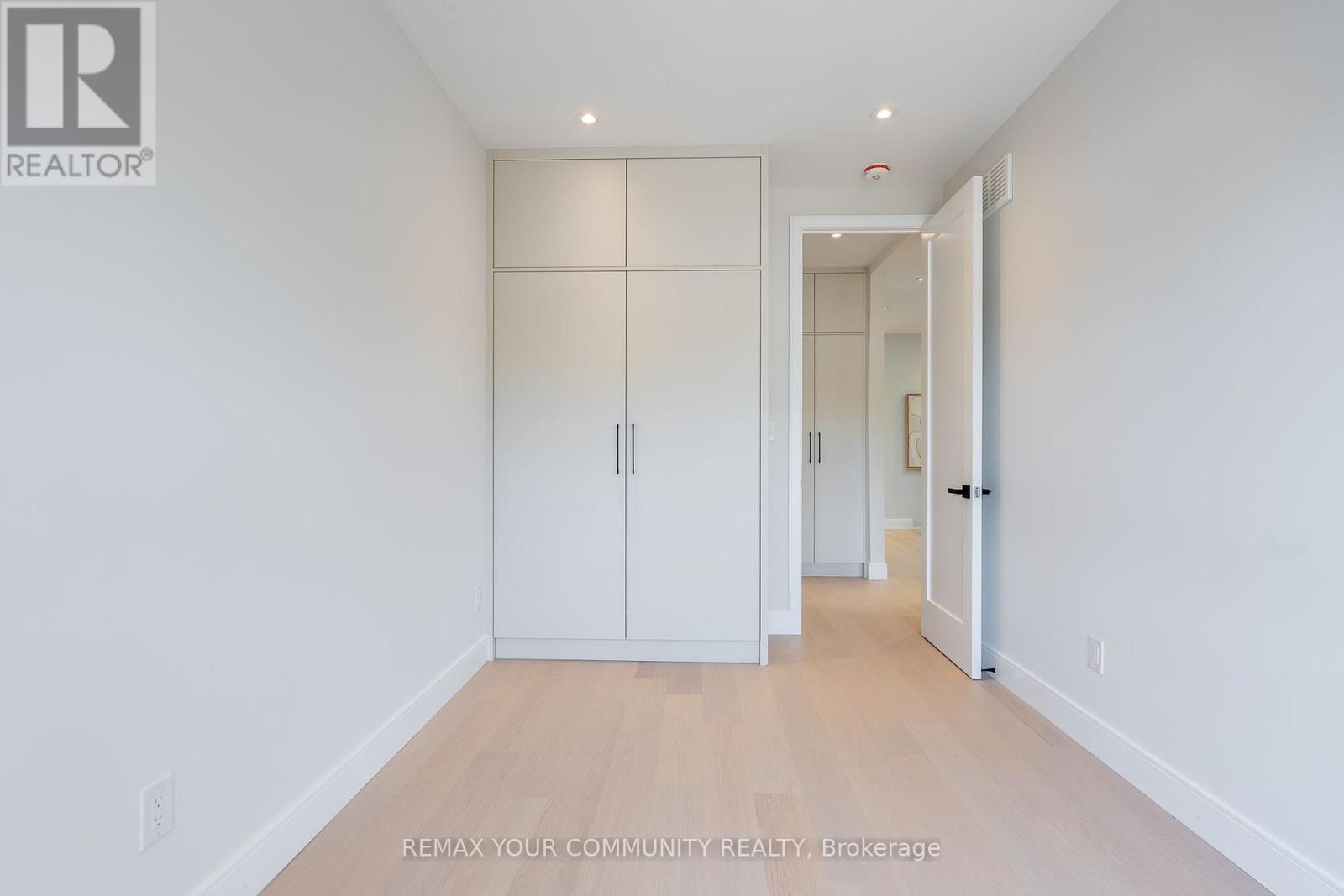 281 QUEENSDALE AVENUE - 34