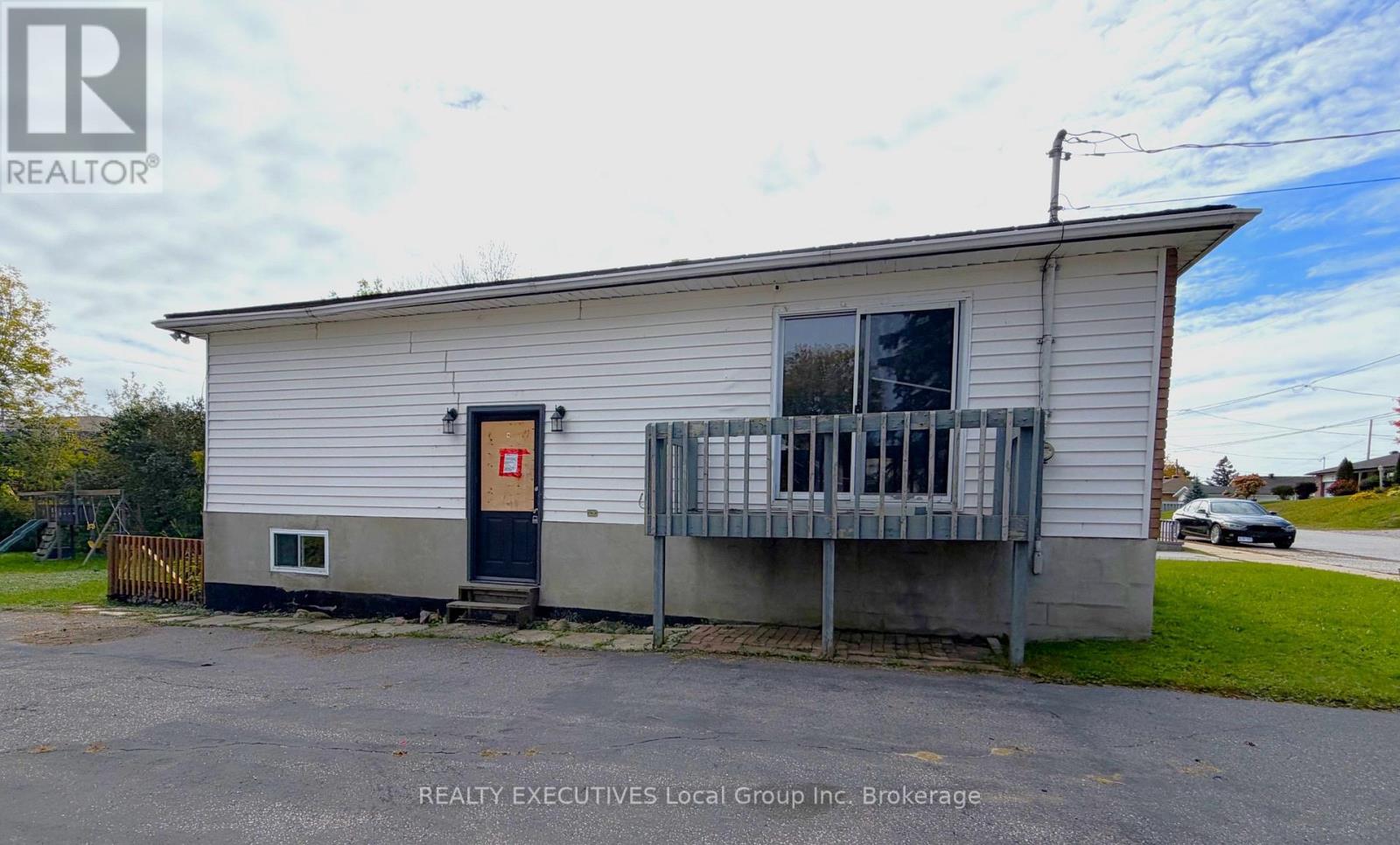 144 DUKE STREET W - 4