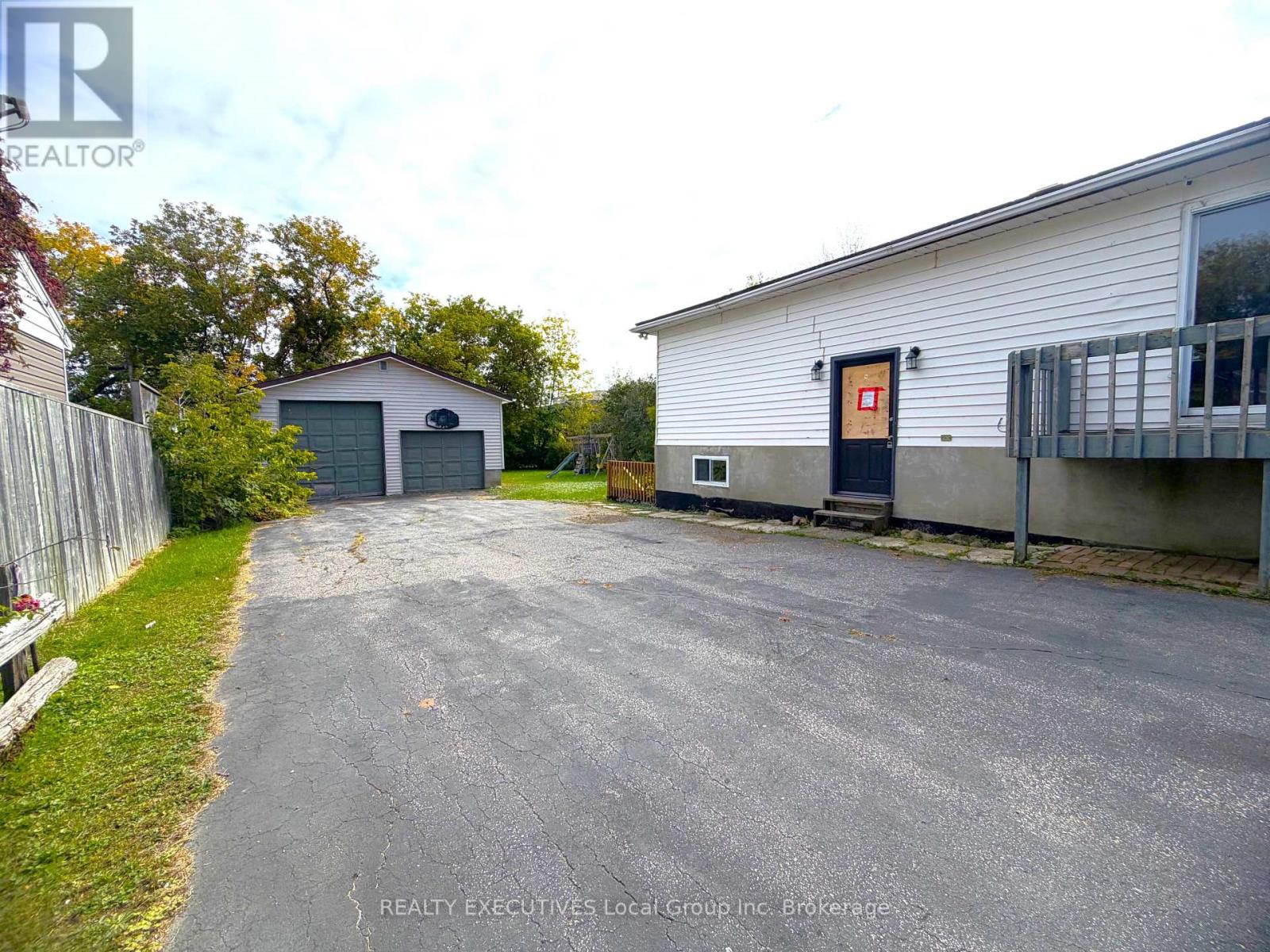 144 DUKE STREET W - 3