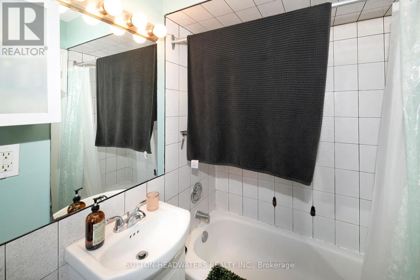 106 Barton Avenue, Toronto, ON photo 39