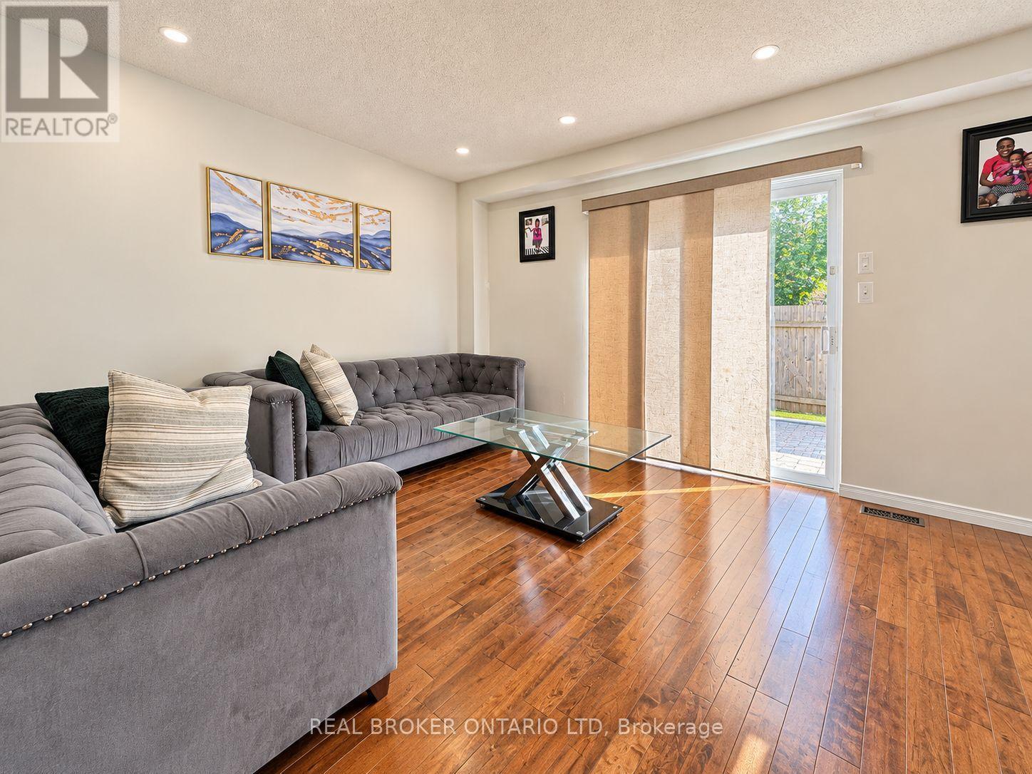 857 SOUTHDALE photo 3
