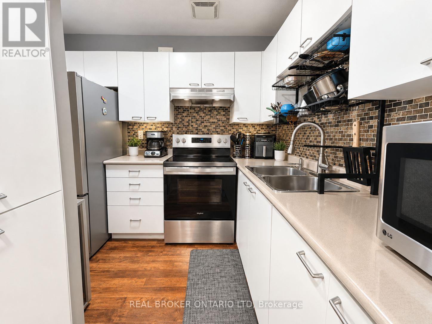 857 SOUTHDALE photo 5