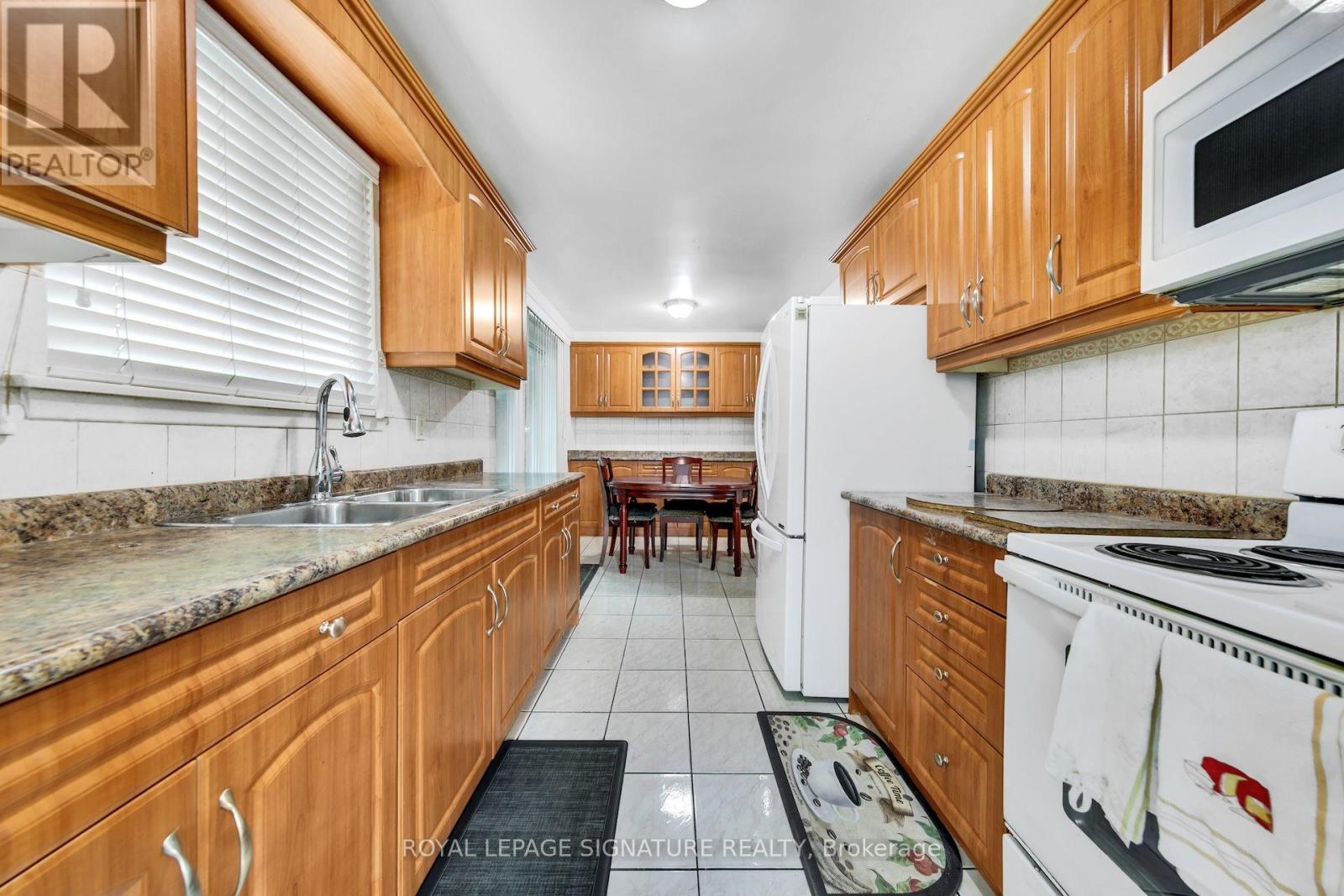 42 Lightwood Drive, Toronto, ON photo 6