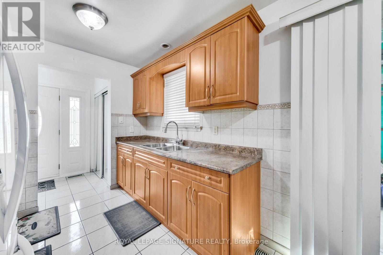 42 Lightwood Drive, Toronto, ON photo 9