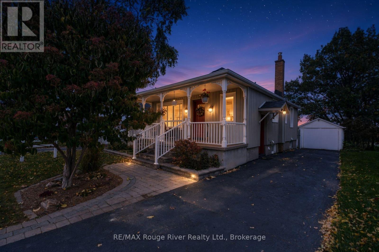 709 Athol Street, Whitby, ON photo 2