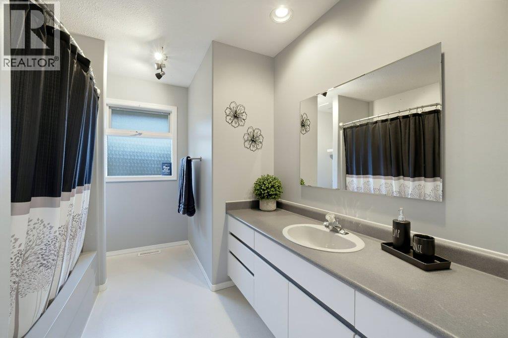 1570 16 Avenue SE - 60