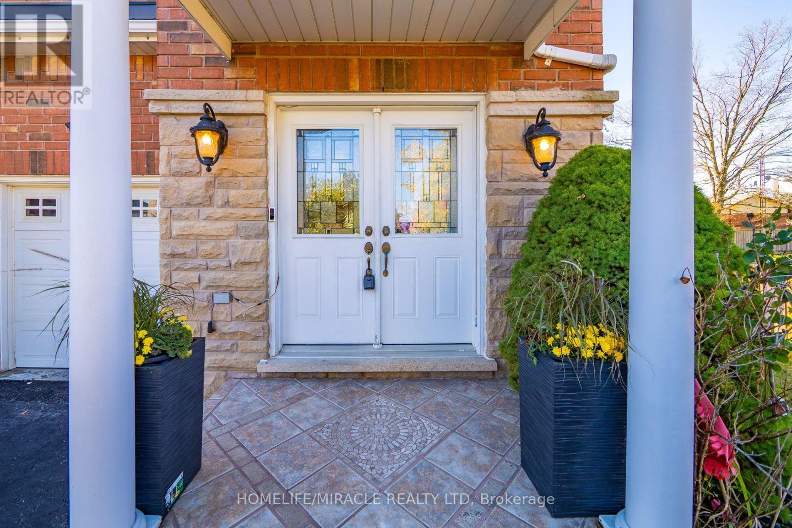 58 Sir Jacobs Crescent, Brampton, ON photo 3