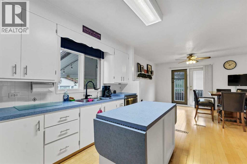 330 9 Street SE, photo 11 of 48