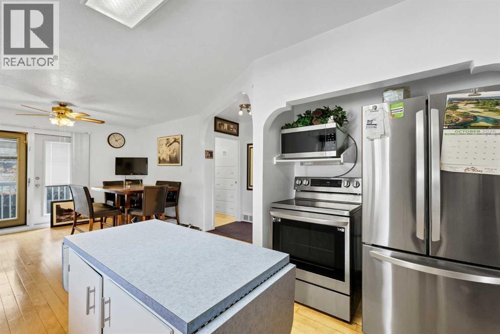 330 9 Street SE, photo 10 of 48