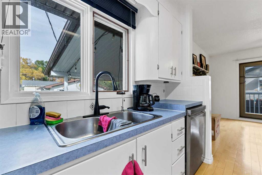 330 9 Street SE, photo 12 of 48