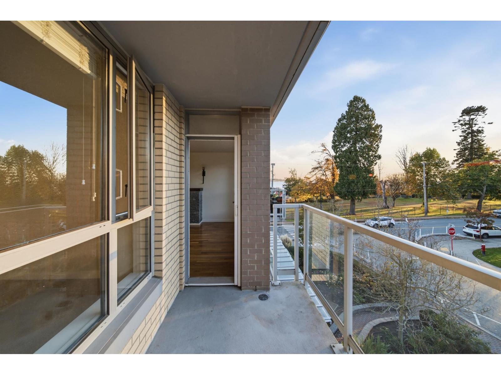 Photo of 303 15777 MARINE DRIVE 4