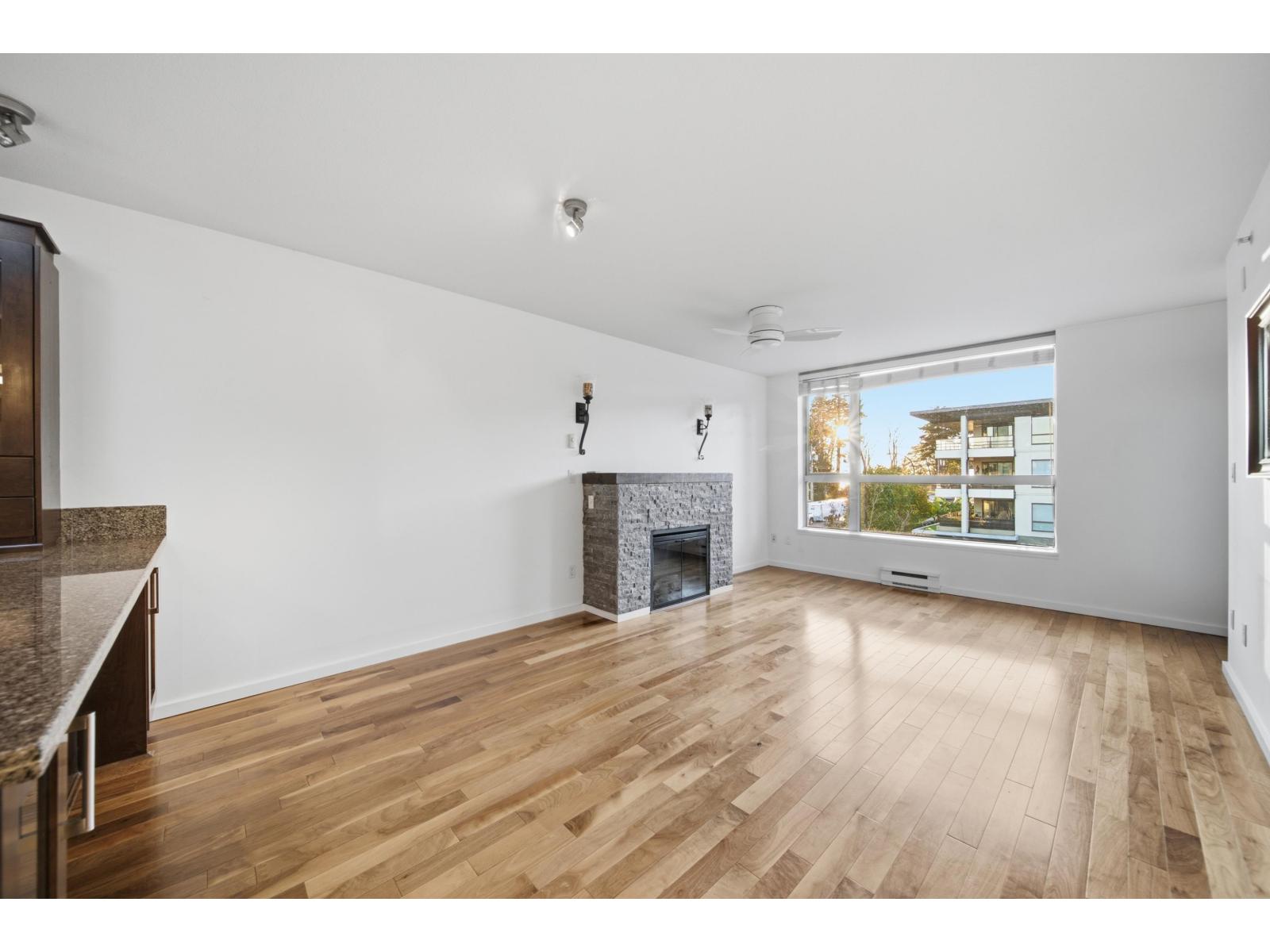 Photo of 303 15777 MARINE DRIVE 6