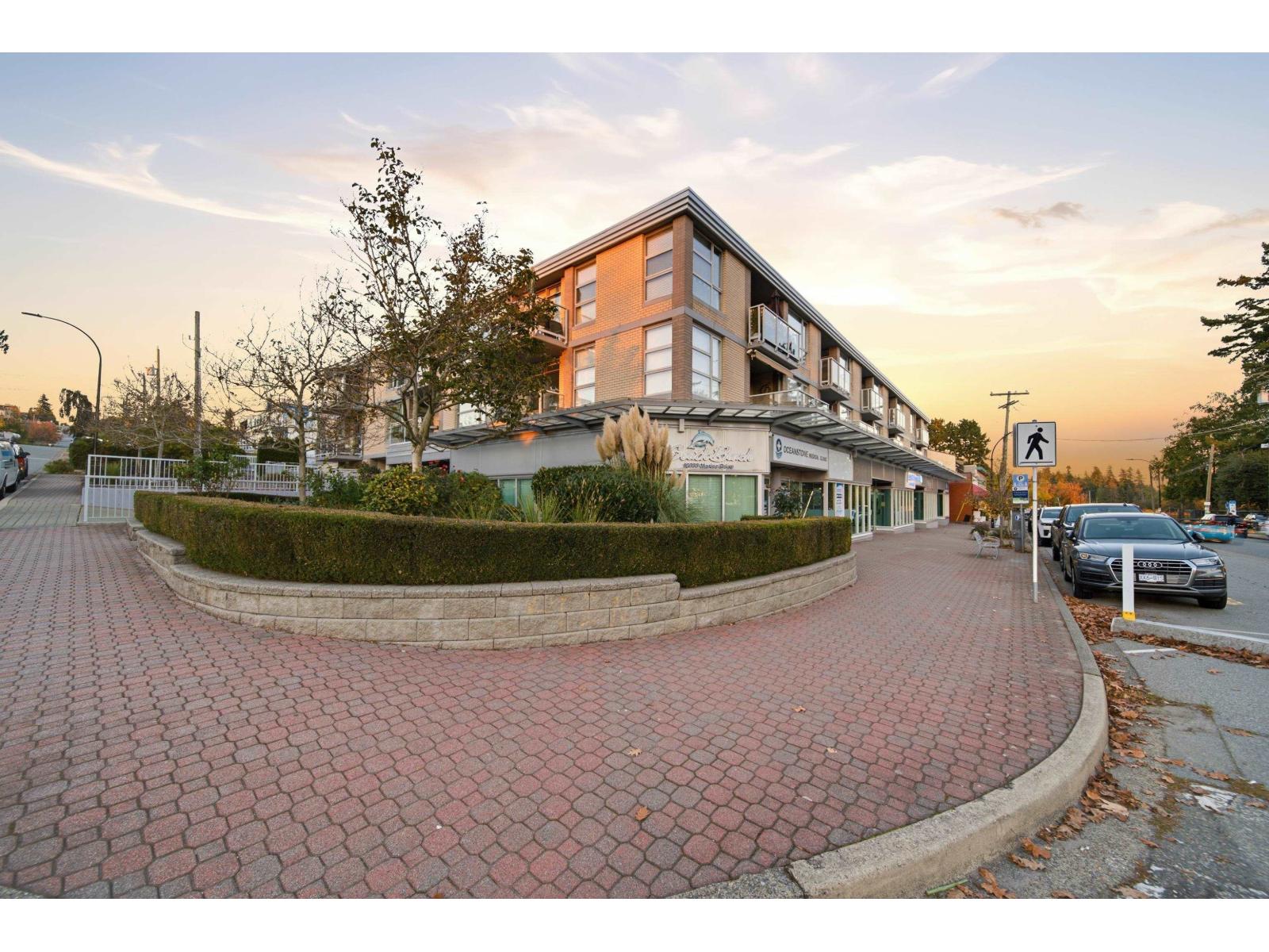 Photo of 303 15777 MARINE DRIVE 23