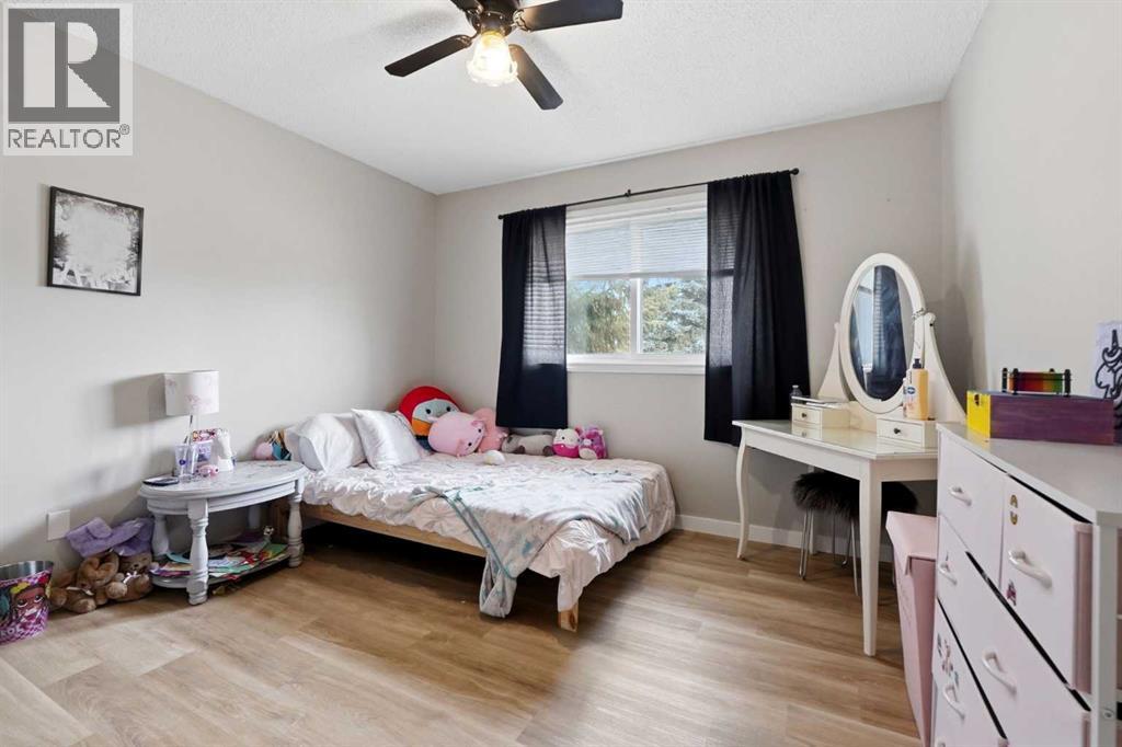 28 Newlands Avenue, Red Deer — photo 13