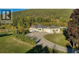 Primary Bedroom - 830 Devon Street, Creston, BC V0B1G6 Photo 8