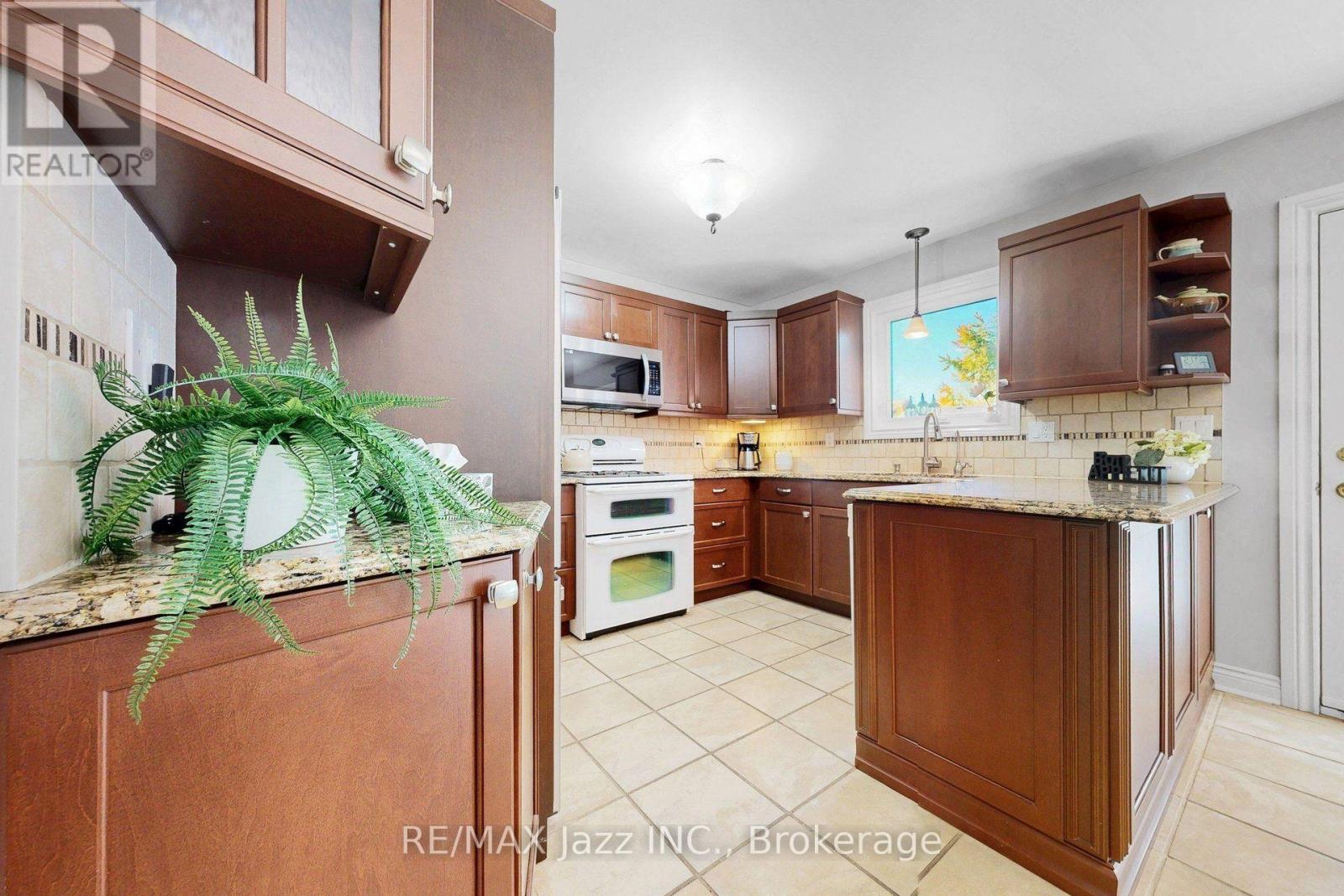 10 Trinity Crescent, Whitby, ON photo 13