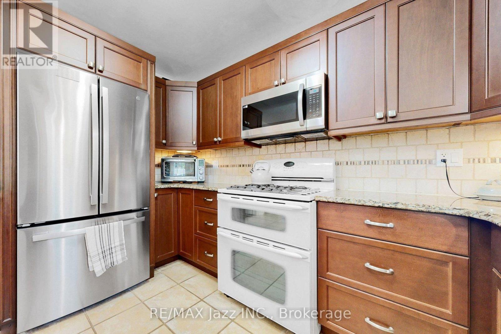 10 Trinity Crescent, Whitby, ON photo 16