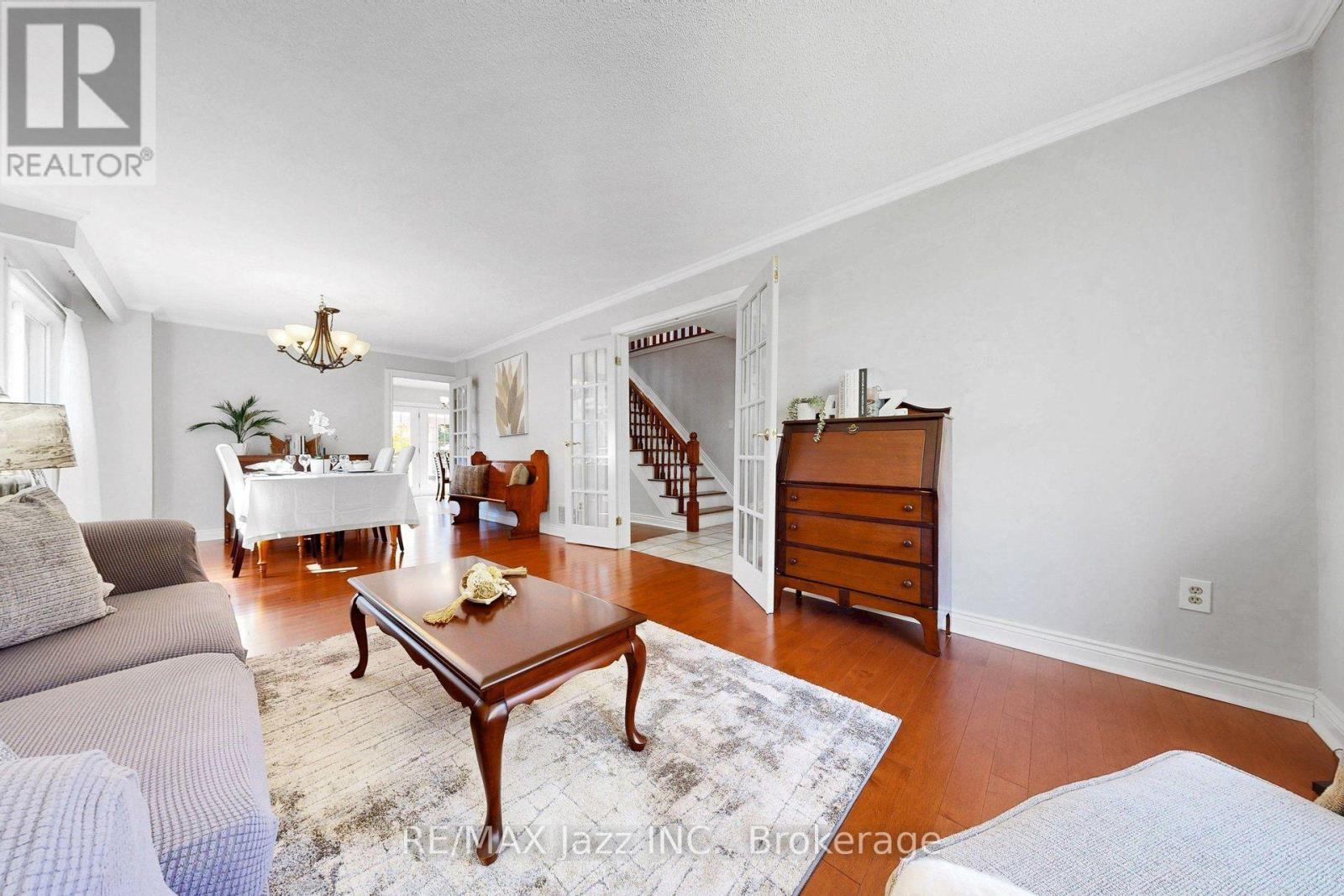 10 Trinity Crescent, Whitby, ON photo 9