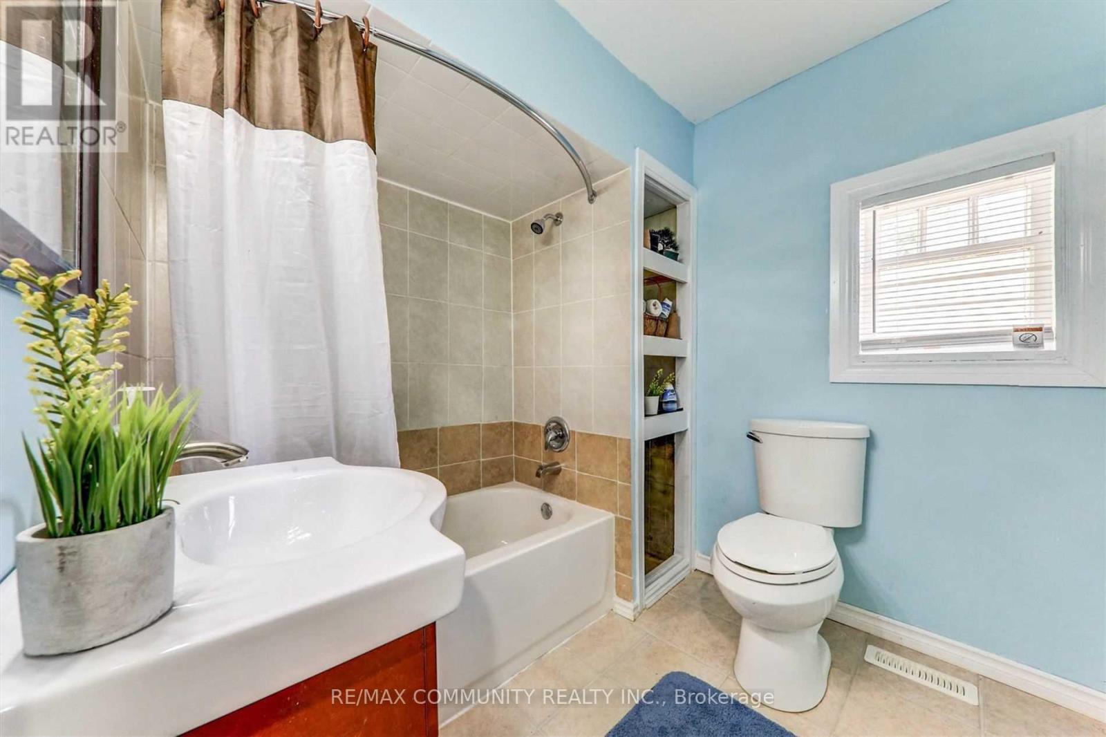 70 Colborne Street West, Oshawa, ON photo 17