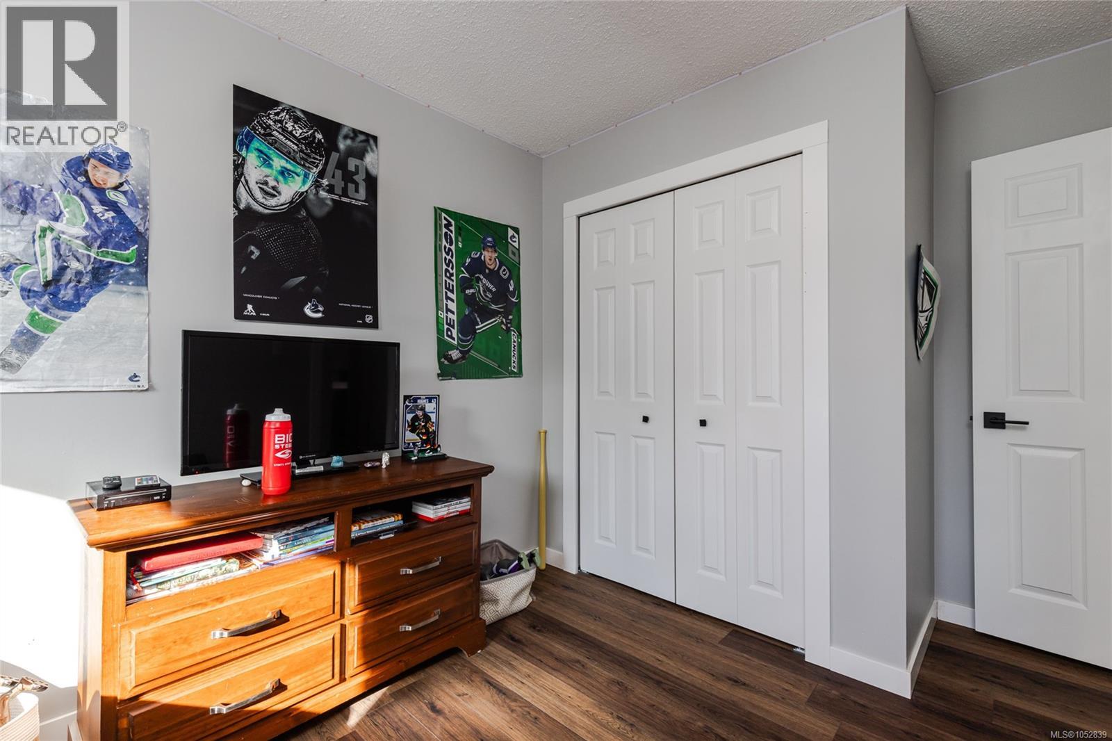 Photo 18 of 28
