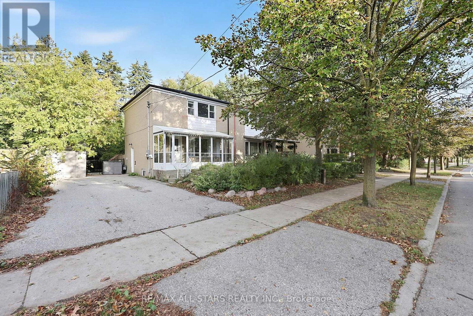 333 Neal Drive, Richmond Hill, ON photo 2