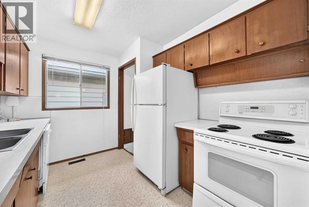 823 67 Avenue SW, Calgary — photo 3