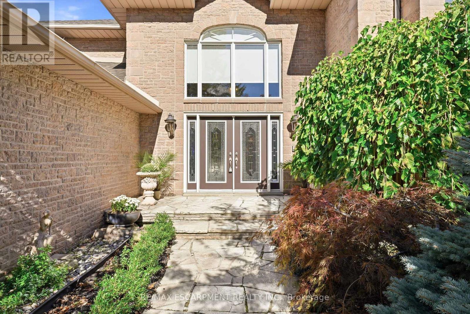 22 BURT Court, Hamilton, ON photo 3