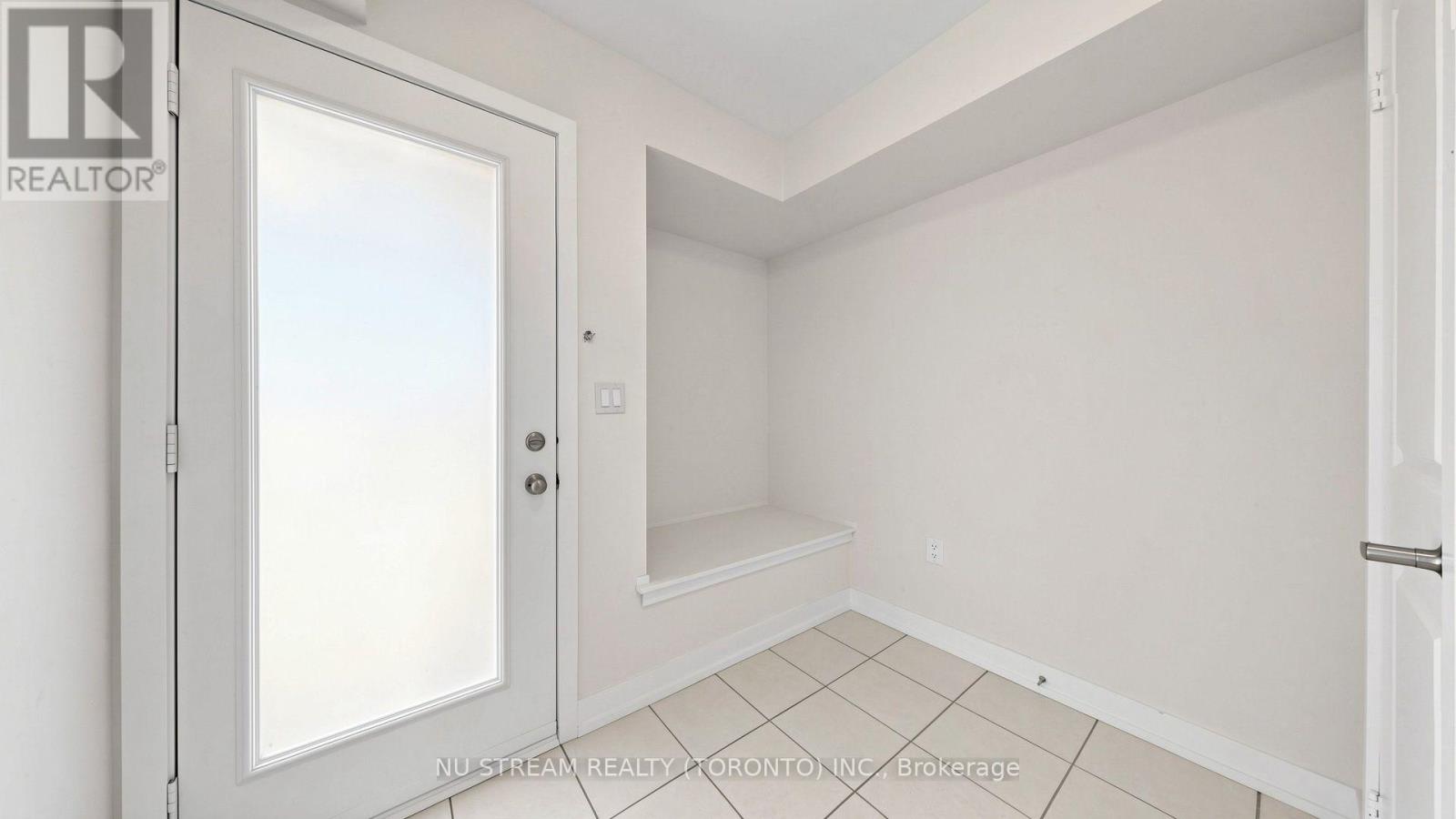 72 Ingersoll Lane, Richmond Hill, ON photo 3
