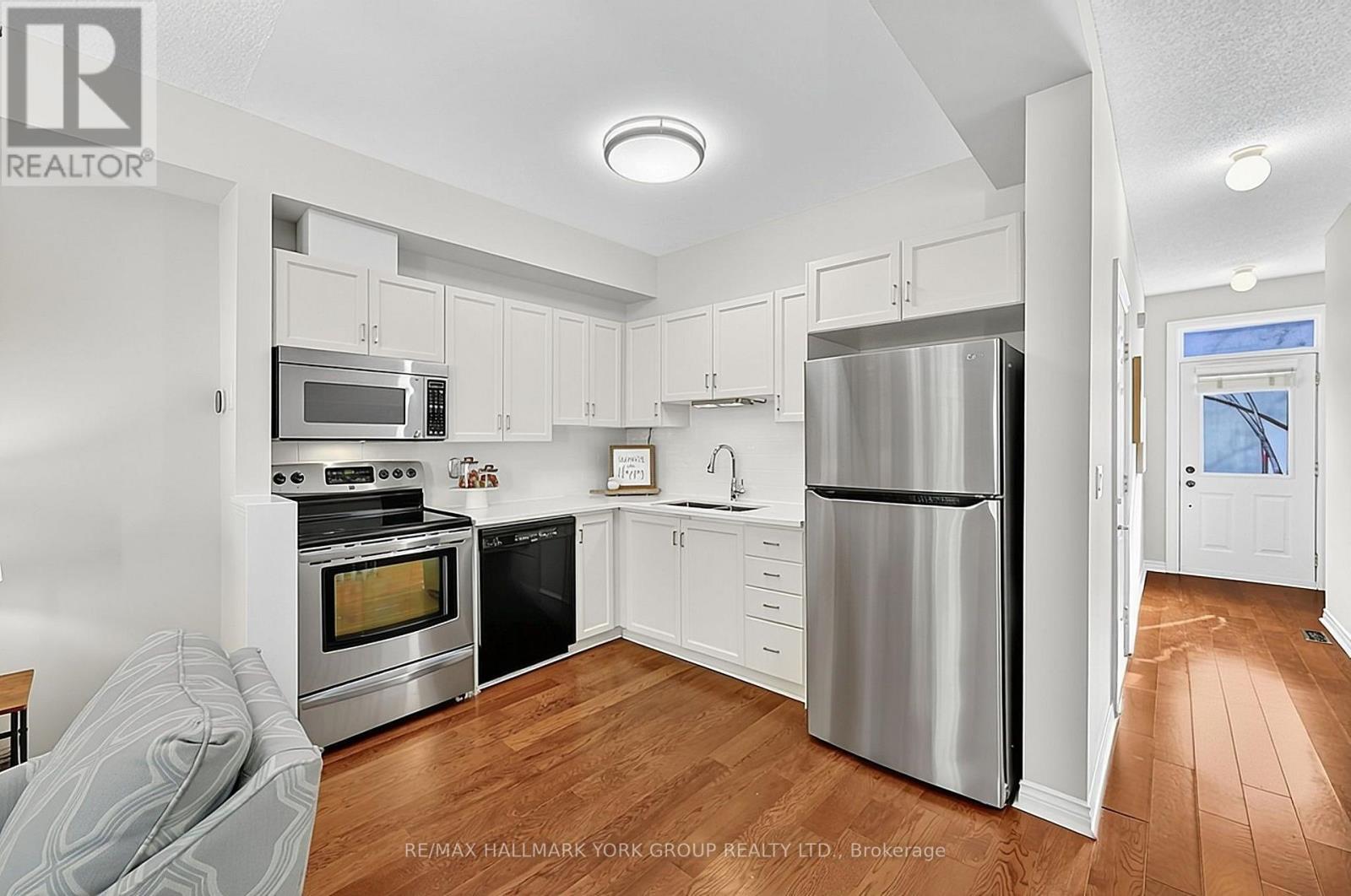 923 Creekfront Way, Newmarket, ON photo 2