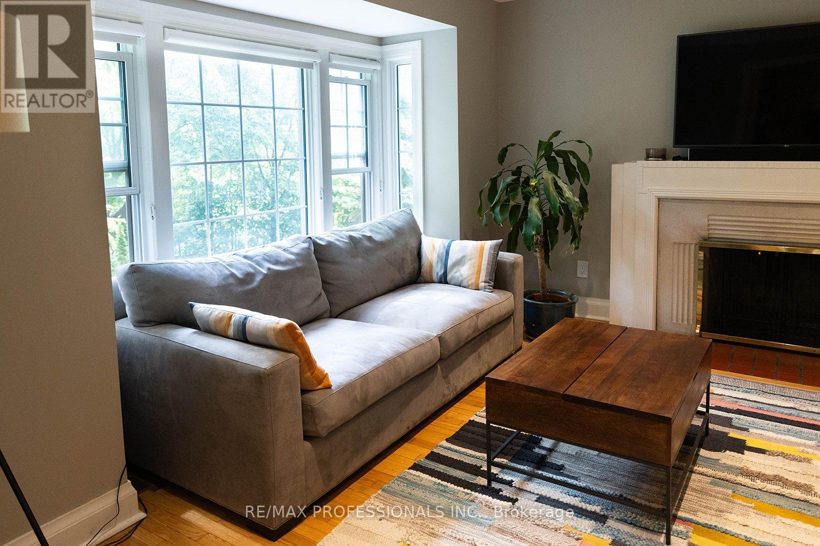 82 ELLIS PARK ROAD, Toronto (High Park-Swansea) — photo 2