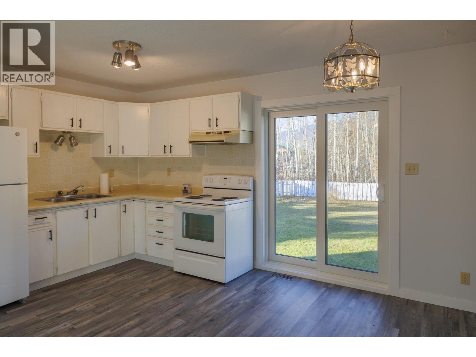 1115 MCBRIDE CRESCENT - 9