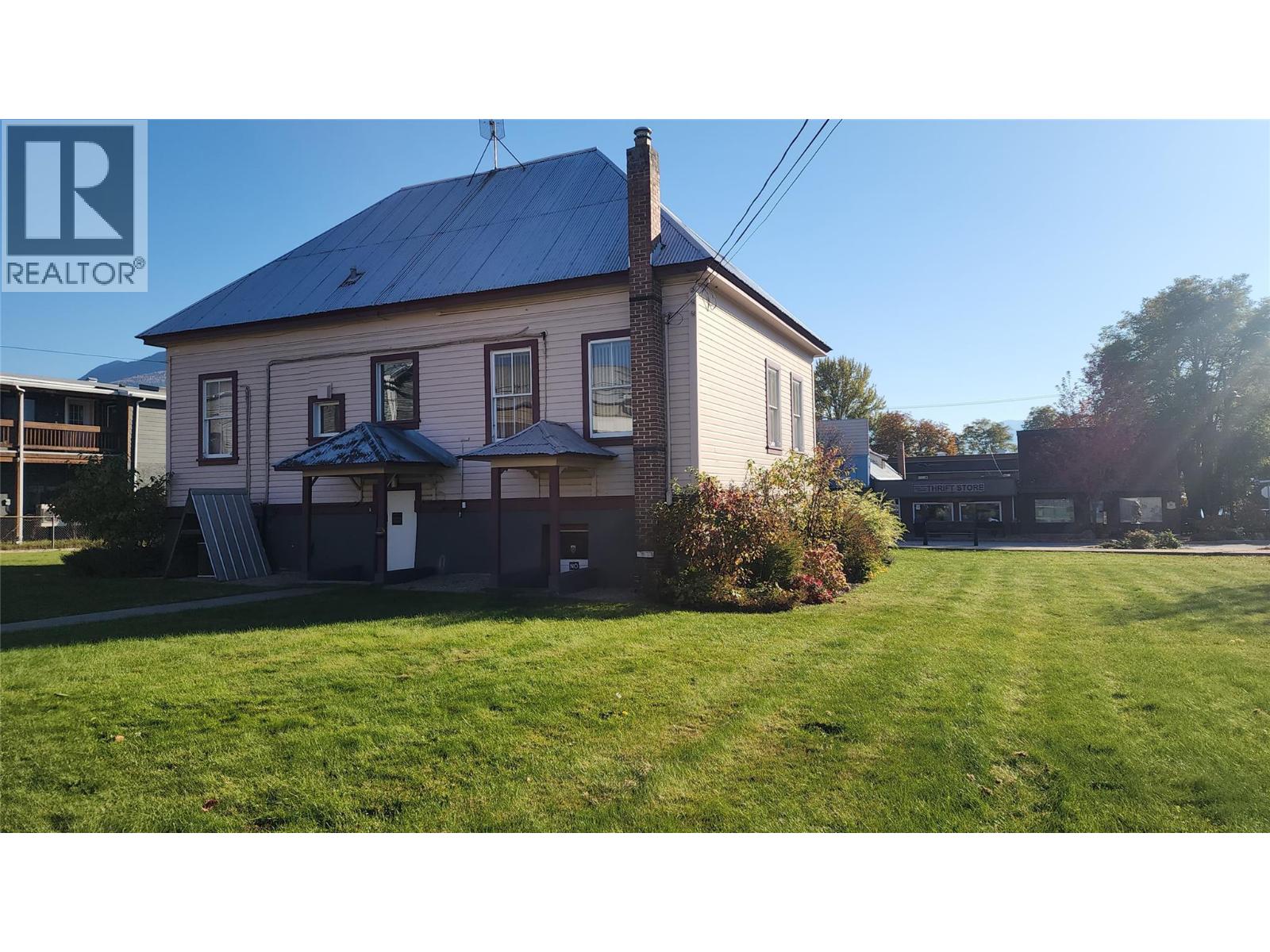415-421 Broadway Street, Nakusp - Image 1