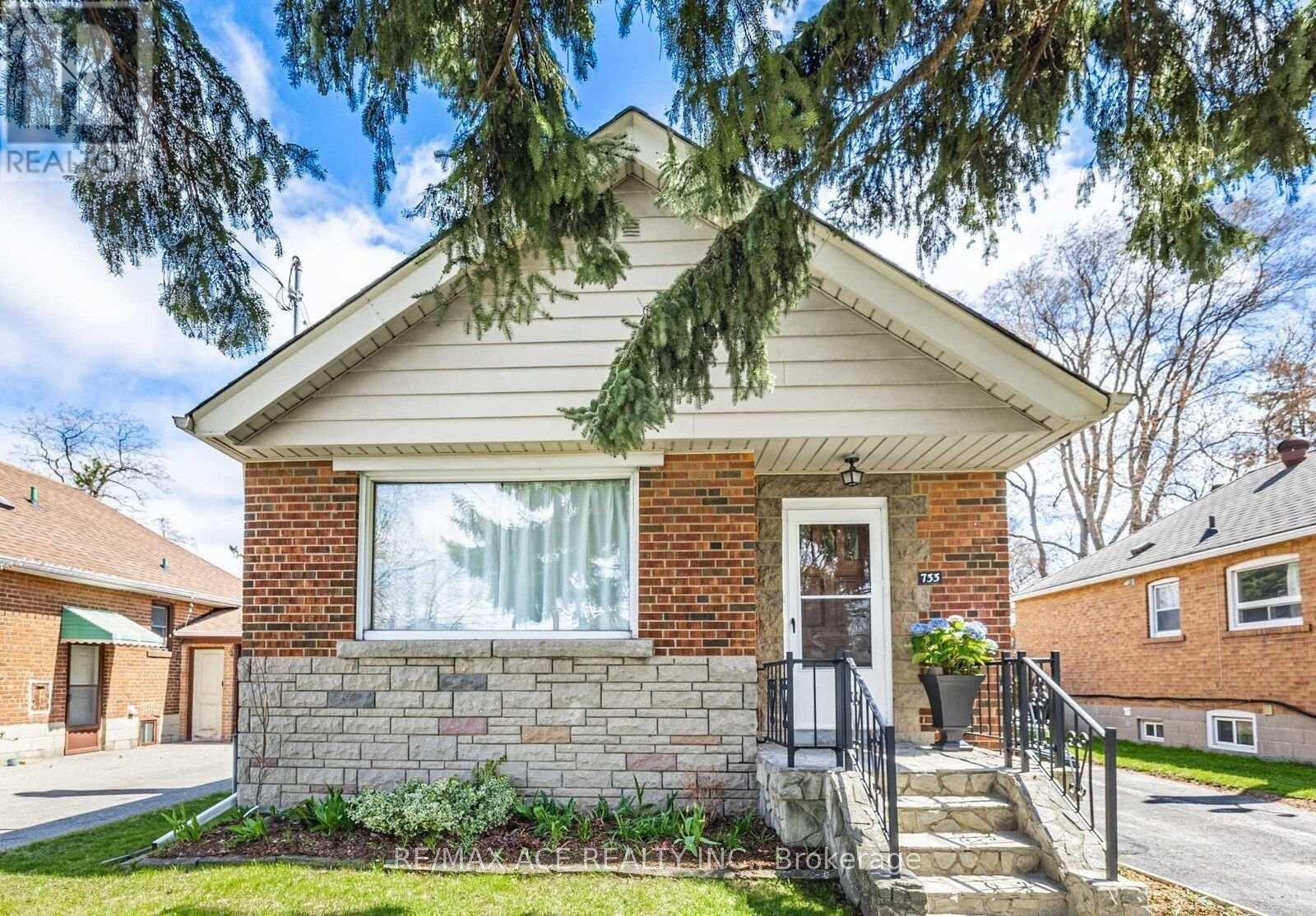 733 Pharmacy Avenue, Toronto, ON
