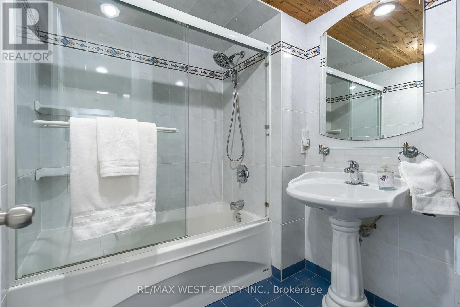 42 Masseygrove Crescent, Toronto, ON photo 16
