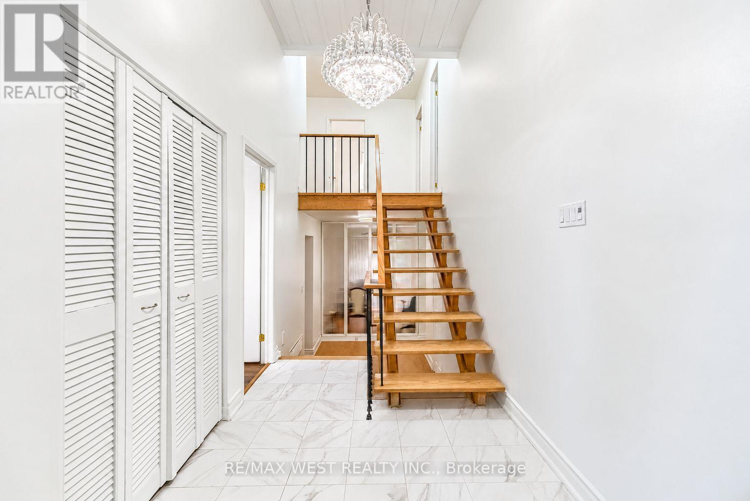 42 MASSEYGROVE CRESCENT, Toronto (Mount Olive-Silverstone-Jamestown) — photo 2
