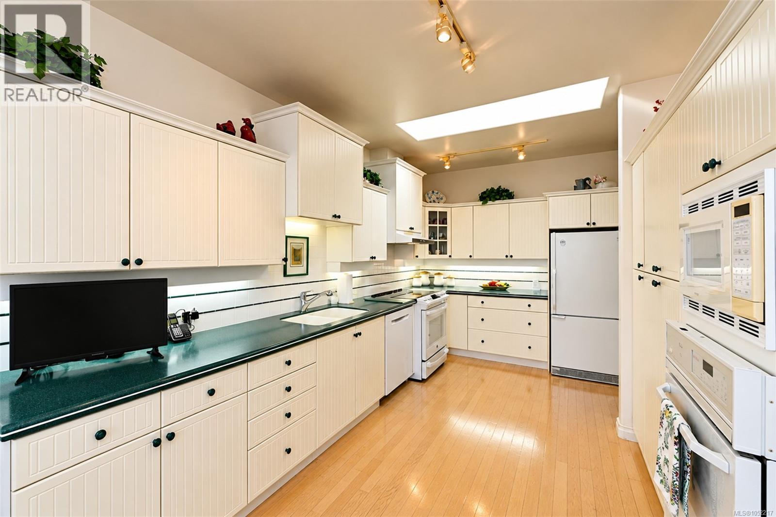 10 942 Boulderwood Rise, Saanich