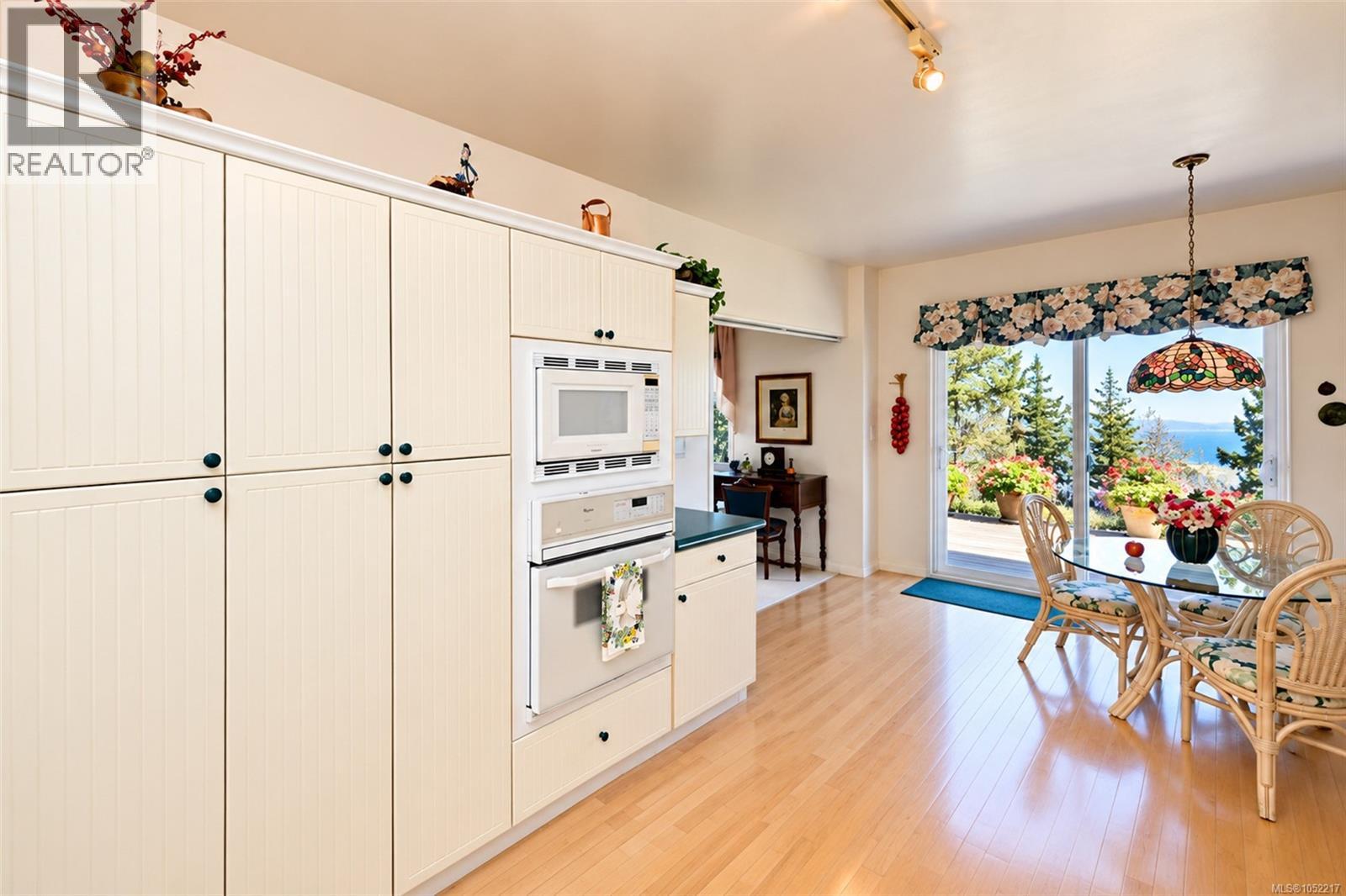 10 942 Boulderwood Rise, Saanich