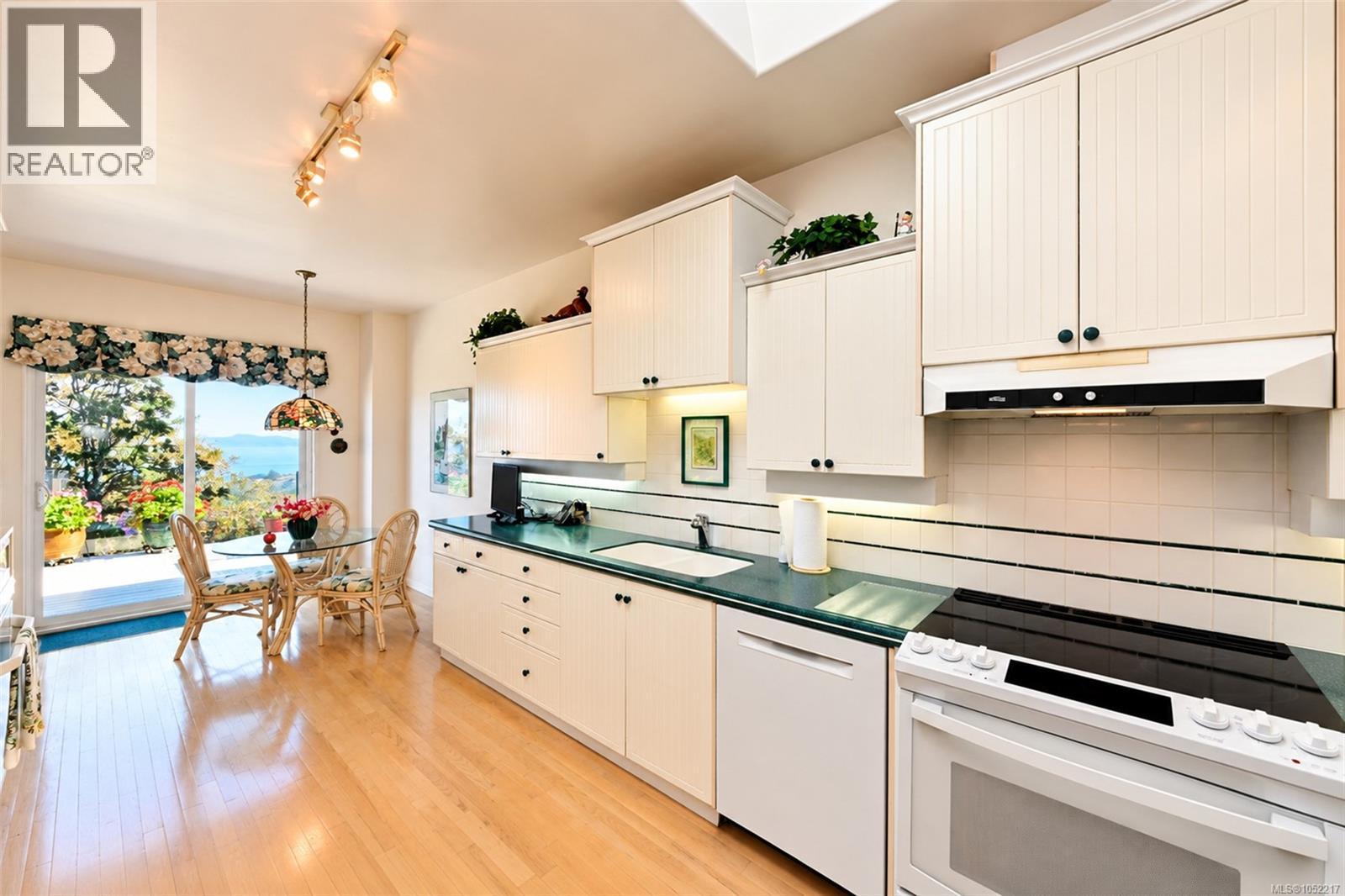 10 942 Boulderwood Rise, Saanich